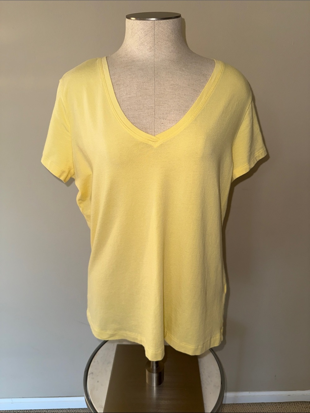 Banana Republic Pale Yellow V-Neck Short Sleeve Tee